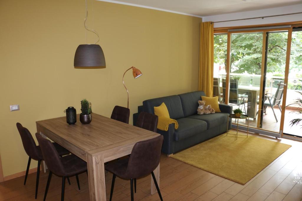 een woonkamer met een tafel en een bank bij Appartment Larcher - Meinhard in Merano