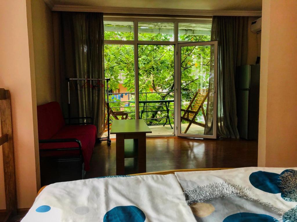um quarto com uma cama e uma porta de vidro deslizante em Green Hotel Ureki em Ureki