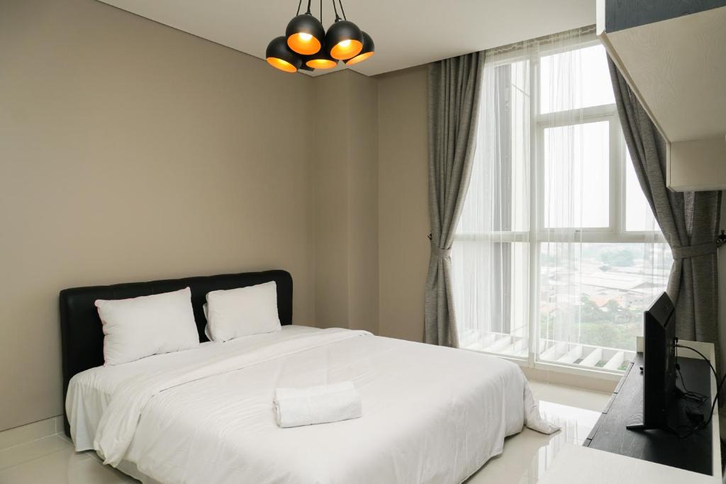 Ένα ή περισσότερα κρεβάτια σε δωμάτιο στο Highest Value 1BR Apartment at Ciputra International By Travelio
