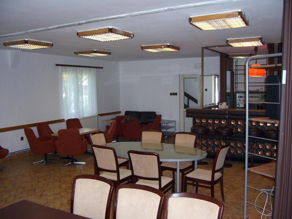 バラトンケネシェにあるParti Sétány Vendégházのテーブルと椅子付きの部屋、ワイン樽付きの部屋