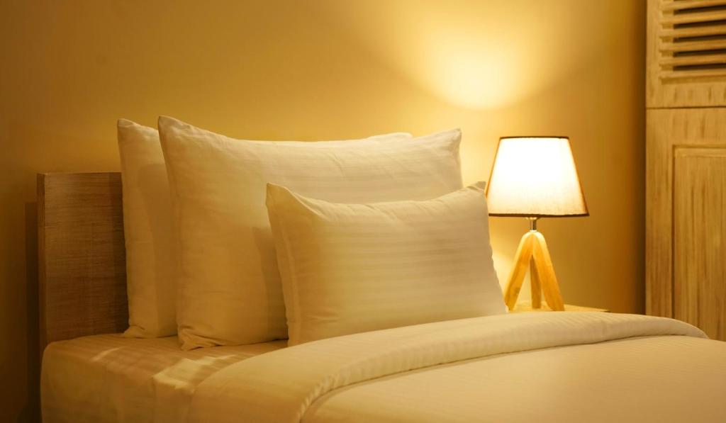 Postel nebo postele na pokoji v ubytování Olinia Airport Hotel