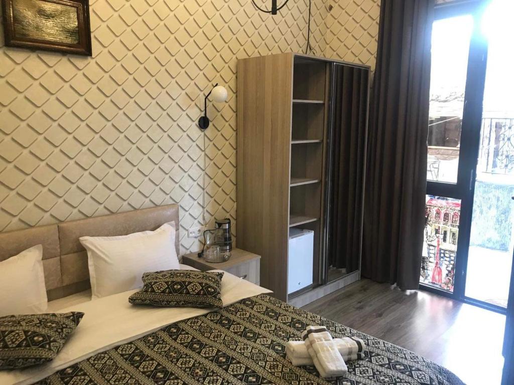 Postel nebo postele na pokoji v ubytování The oldest Tbilisi