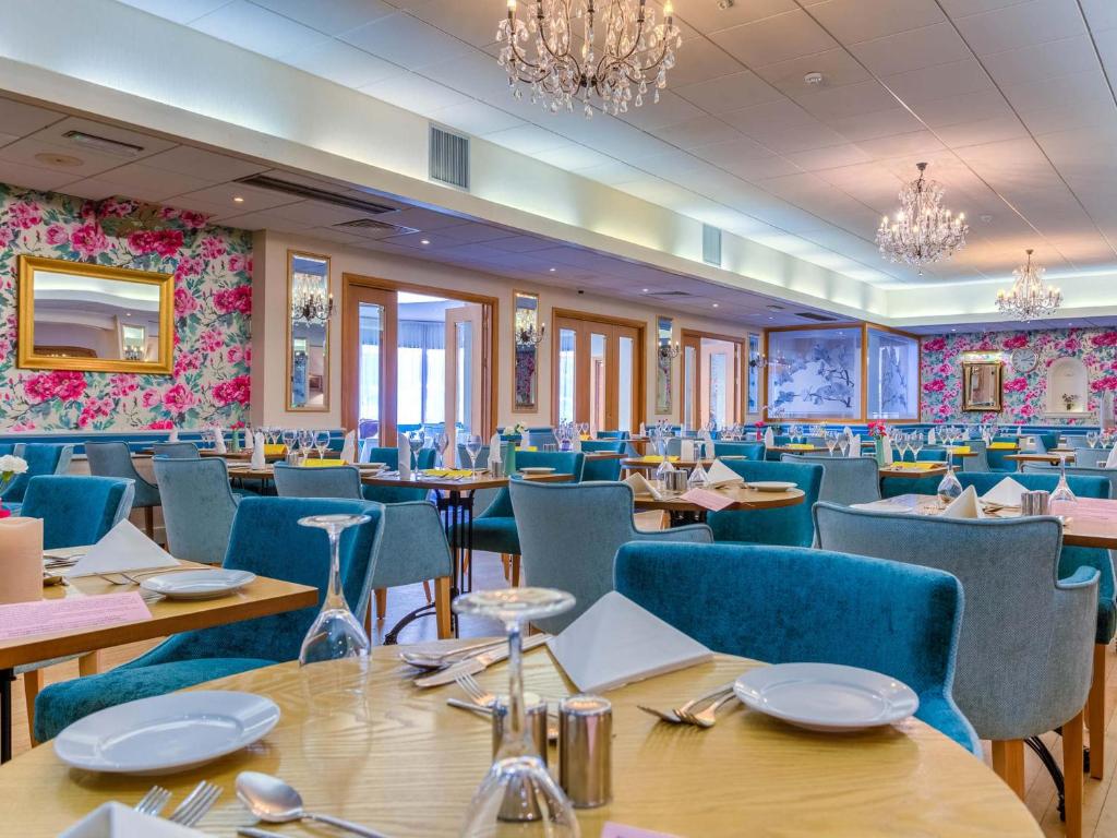 מסעדה או מקום אחר לאכול בו ב-Langstone Cliff Hotel