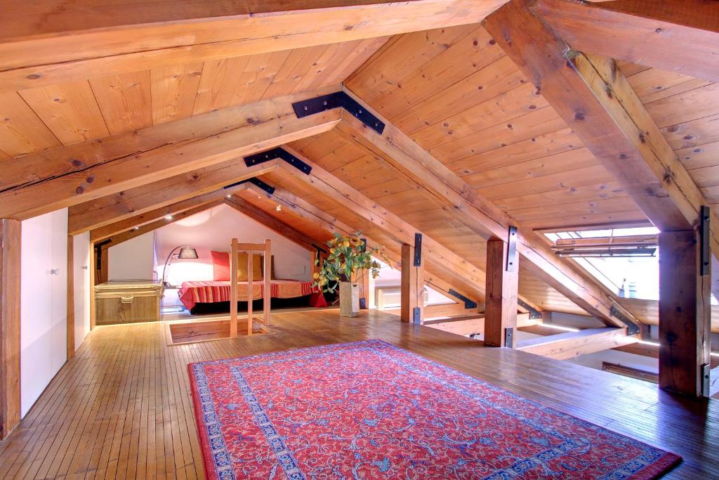 a large room with wooden ceilings and a red rug at GrandCanal-Start in Venice