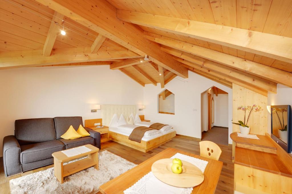 TV a/nebo společenská místnost v ubytování Small Hotel Sonne