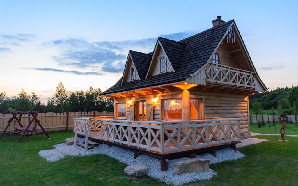 ein großes Holzhaus mit einem Gamer-Dach in der Unterkunft Friland in Bodzentyn