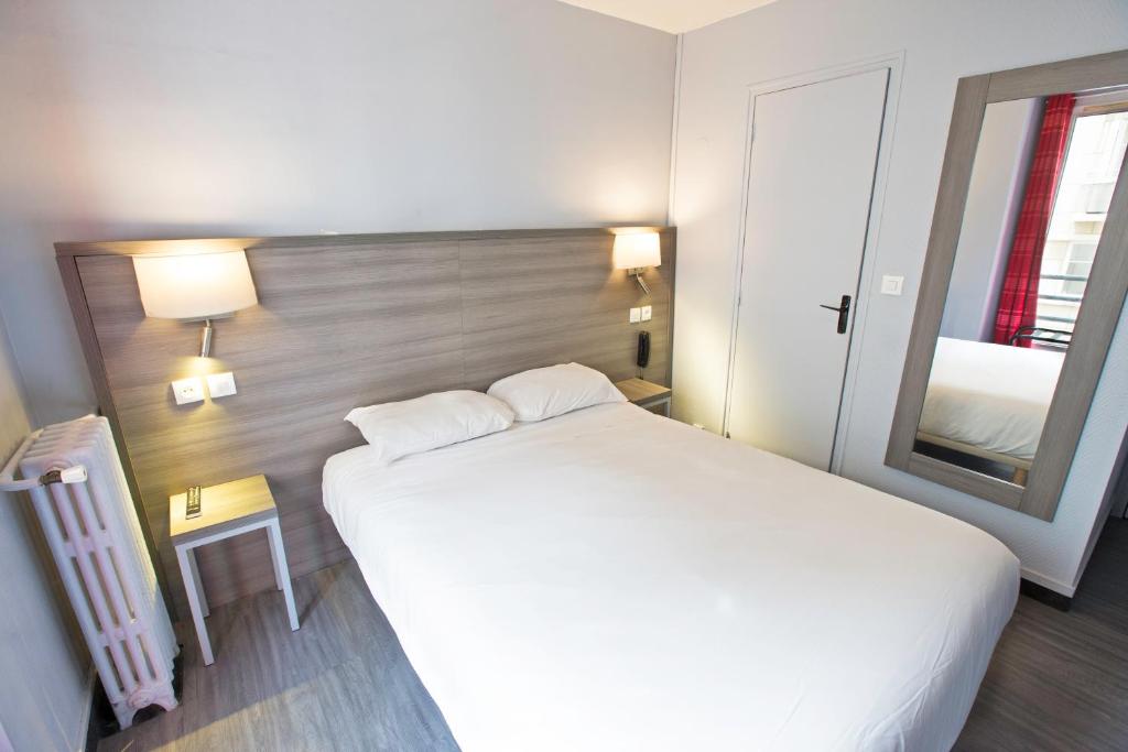 パリにあるヒポテル パリ ペール ラシェーズ レピュブリックのベッドルーム(大きな白いベッド1台、鏡付)