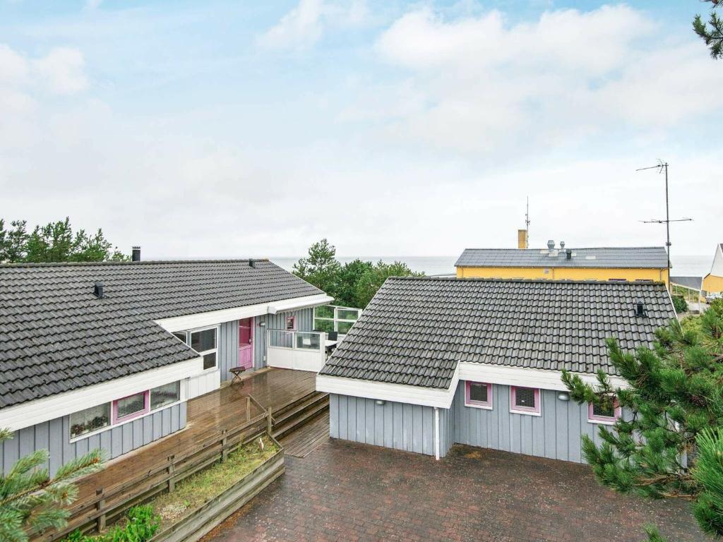 Fjellerupにある8 person holiday home in Glesborgの海を背景にした二棟の家屋
