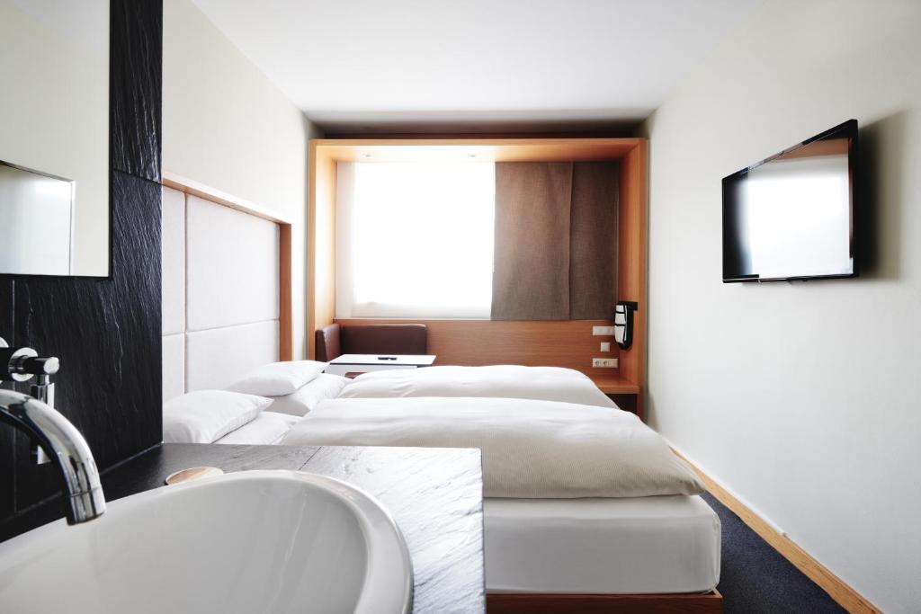 Postel nebo postele na pokoji v ubytování Hotel Daniel Graz - Smart Lifestyle Near City Centre