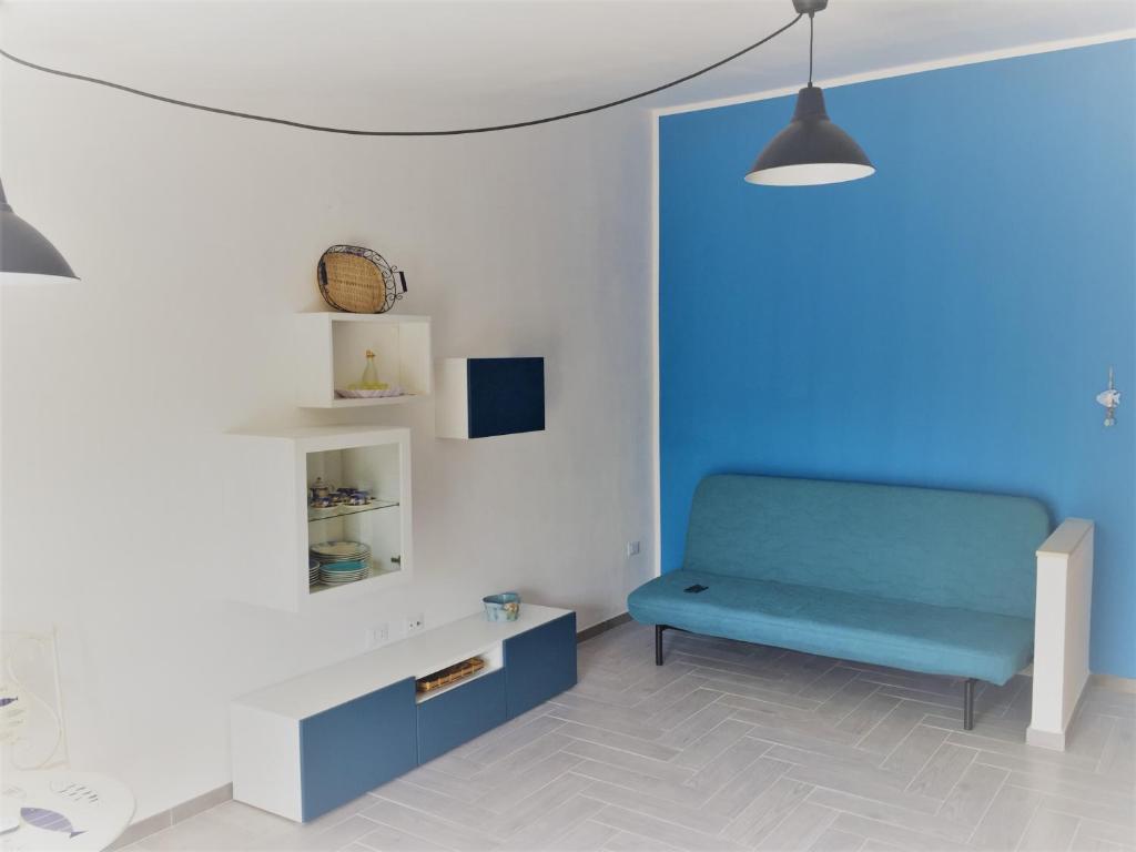 un soggiorno con divano blu e tavolo di Il mare in casa a Cariati