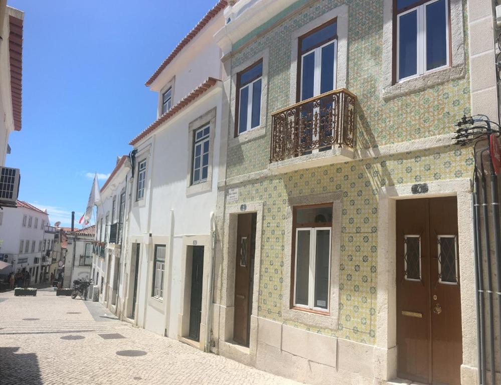 塞辛布拉的住宿－Refúgio de Zimbra，街道上铺着瓷砖的建筑