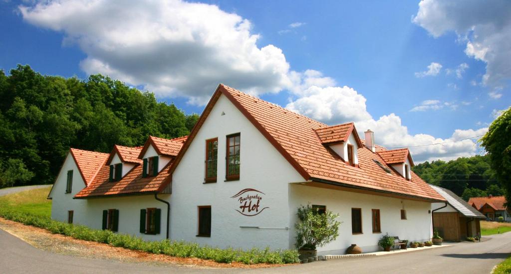 ein weißes Haus mit rotem Dach in der Unterkunft Buchgrabenhof in Windisch Minihof