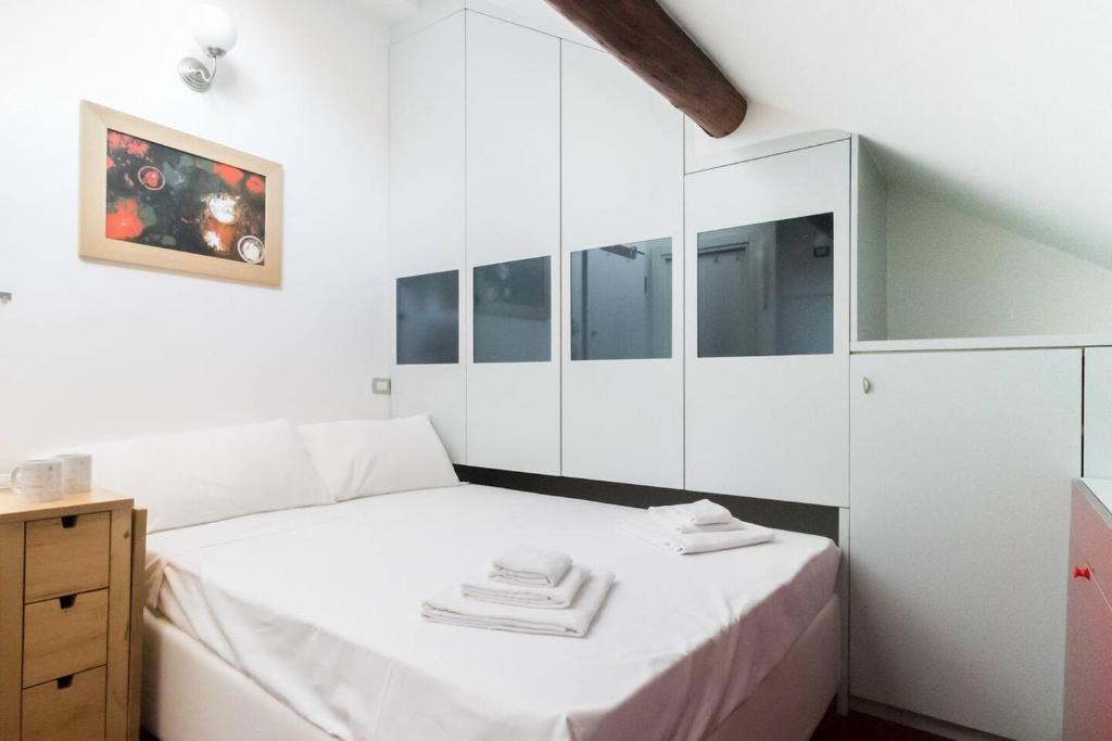 een slaapkamer met een bed met een witte kast bij Italianway - Ripa Ticinese 43 in Milaan