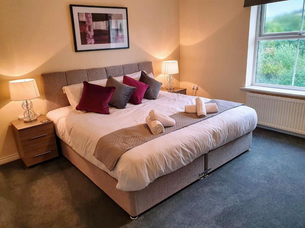 Ένα ή περισσότερα κρεβάτια σε δωμάτιο στο Perry House, Long Ashton, Bristol by Cliftonvalley Apartments