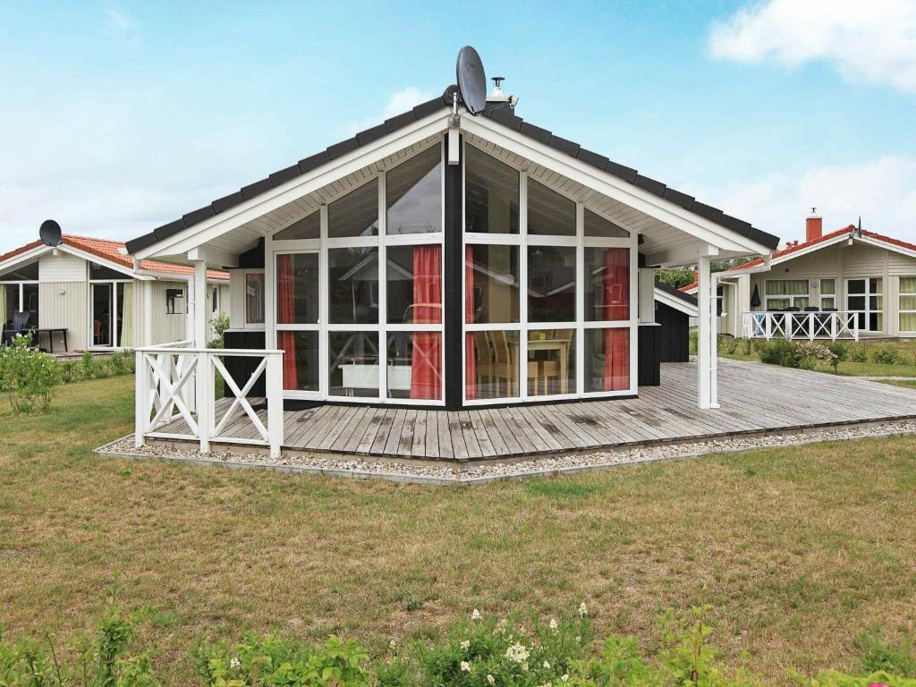 ein Haus mit einer Terrasse mit einem großen Fenster in der Unterkunft Three-Bedroom Holiday home in Grömitz 15 in Grömitz