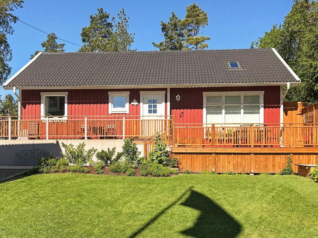 uma casa com uma cerca de madeira e um quintal em 5 person holiday home in LIDK PING em Tallbacken