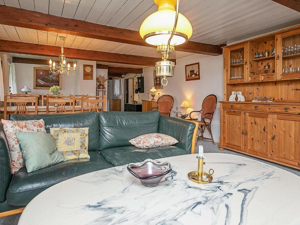 Posezení v ubytování 6 person holiday home in Læsø-By Traum
