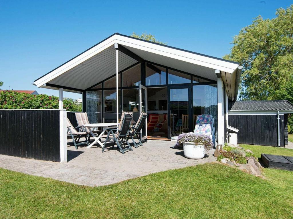 einem Pavillon mit Stühlen und einem Tisch im Hof in der Unterkunft 4 person holiday home in Broager in Broager
