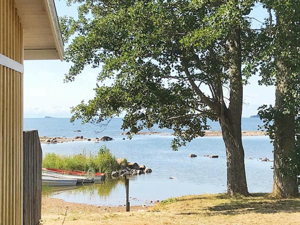 vistas a un lago con un barco en el agua en One-Bedroom Holiday home in Sjötorp, en Otterbäcken