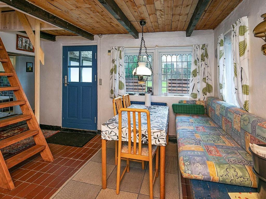 Posezení v ubytování 6 person holiday home in Læsø-By Traum