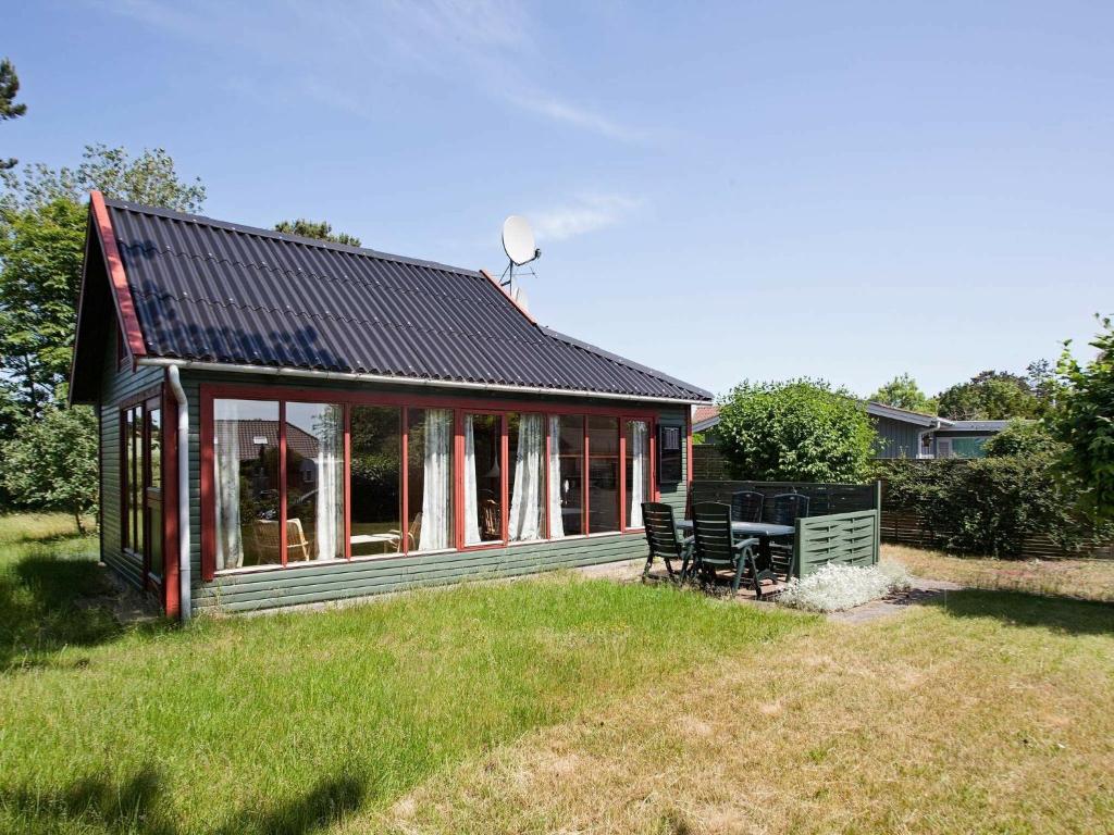 Store Fugledeにある6 person holiday home in Store Fugledeの太陽屋根の小屋