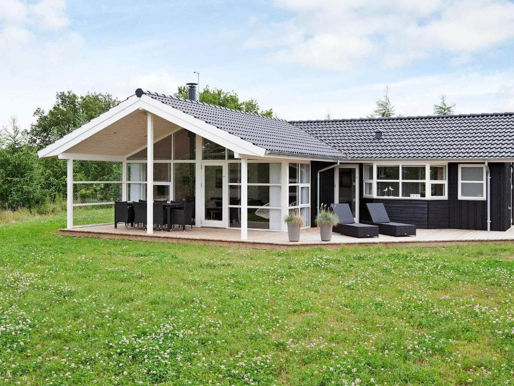 Fjellerupにある8 person holiday home in Glesborgの家(パティオ、芝生付)