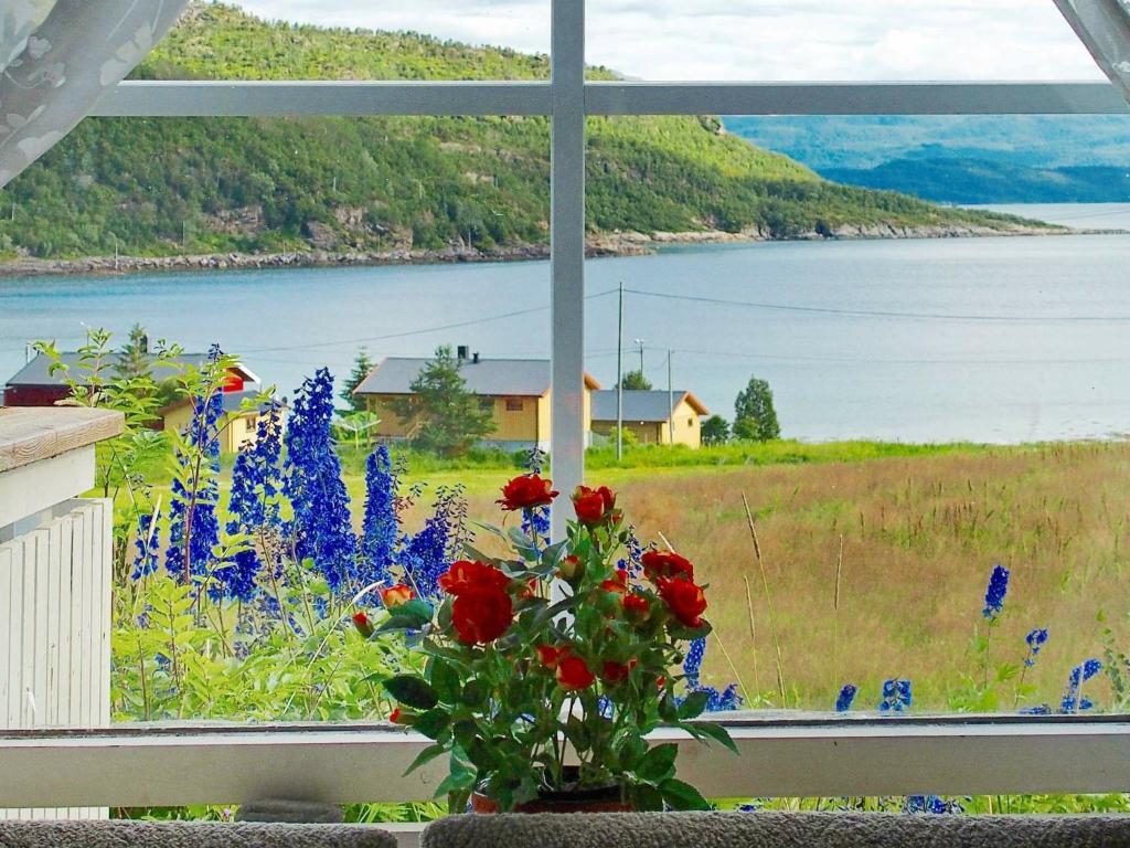 una ventana con vistas a un campo de flores en 4 person holiday home in Skatvik-By Traum, en Seljesletta