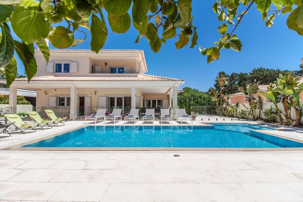 Carcereiro的住宿－Villa Amendoa，游泳池别墅的图象