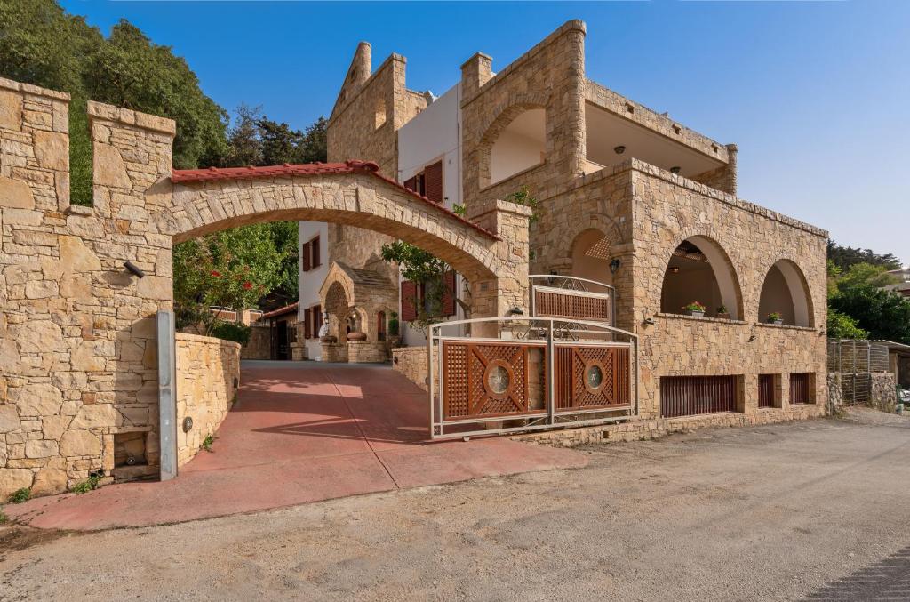 Grandpa's House with Jacuzzi - Housity
