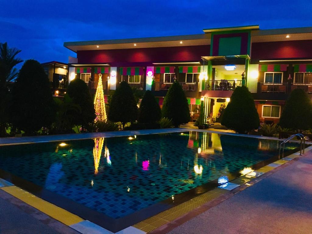 Bazén v ubytování บ้านทิพรัตน์ สัตหีบ nebo v jeho okolí