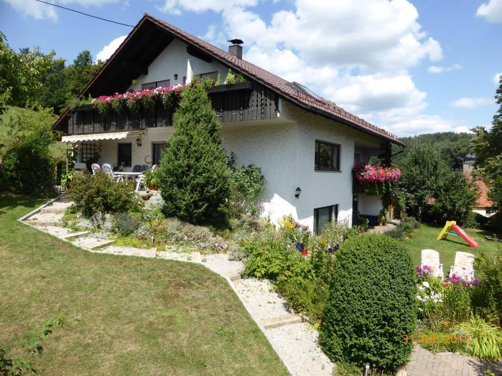 una casa con flores a un lado. en Ferienwohnung Kunze en Obernsees