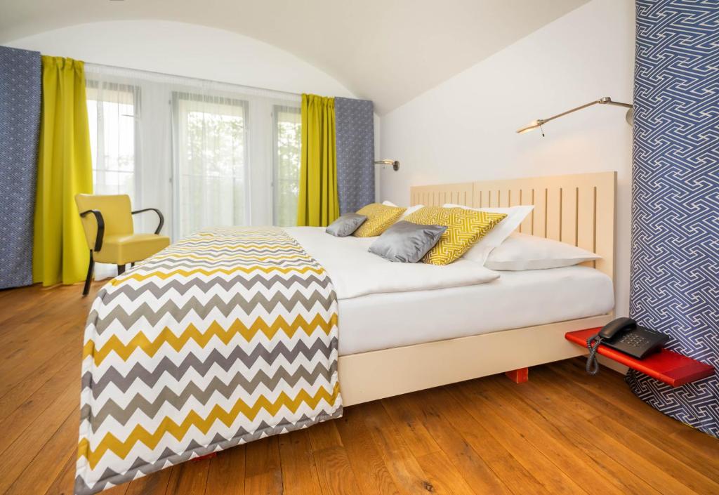 Postel nebo postele na pokoji v ubytování Bellevue Hotel Benešov