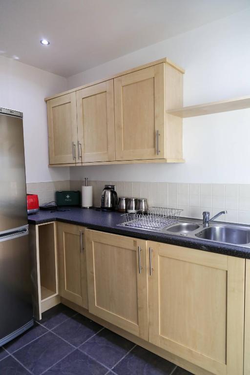 Serviced Apartment In Liverpool City Centre - Free Parking - 76 Henry St by Happy Days - Apt 46