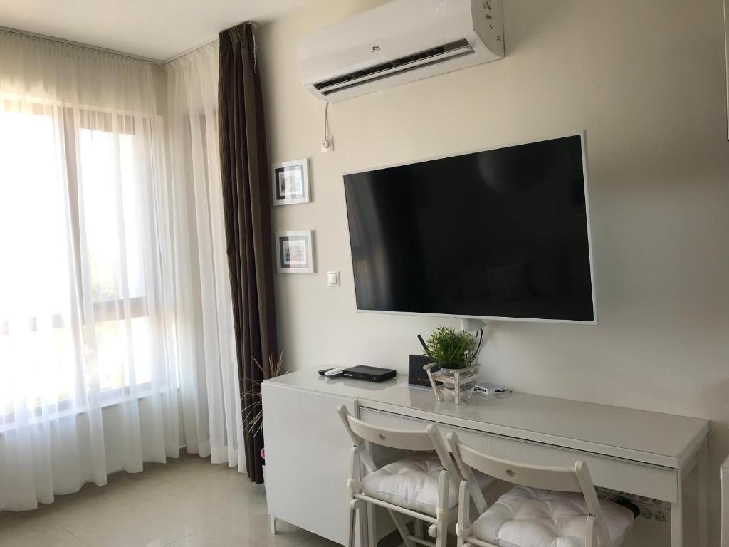 A television and/or entertainment centre at Paradise Bay D8 Apartment