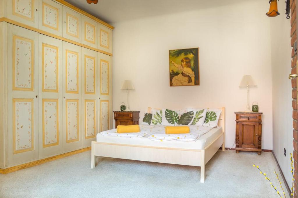 um quarto com uma cama branca e almofadas amarelas em 10 Modern Living in the Heart of the City em Timisoara