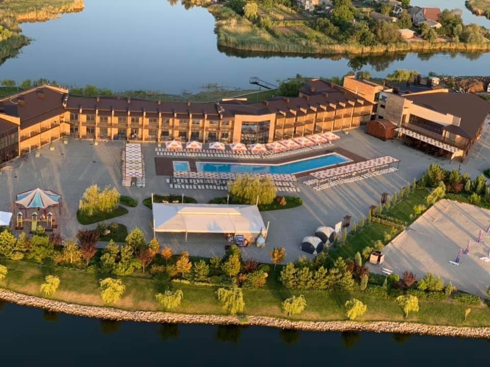 una vista aérea de un complejo sobre el agua en Ostrov River Club, en Novosëlovka