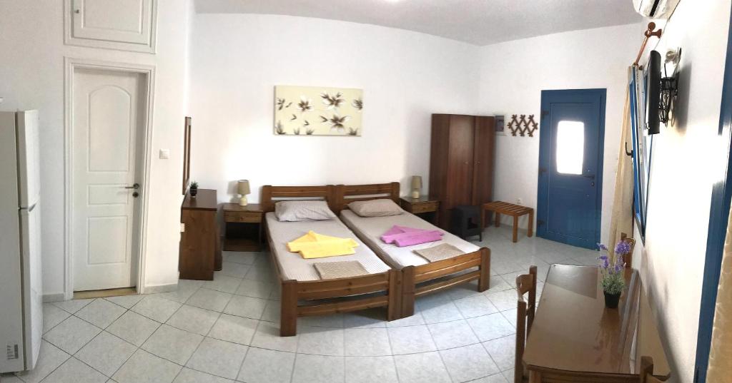 een slaapkamer met een bed en een tafel. bij Asimina Studios in Donoussa