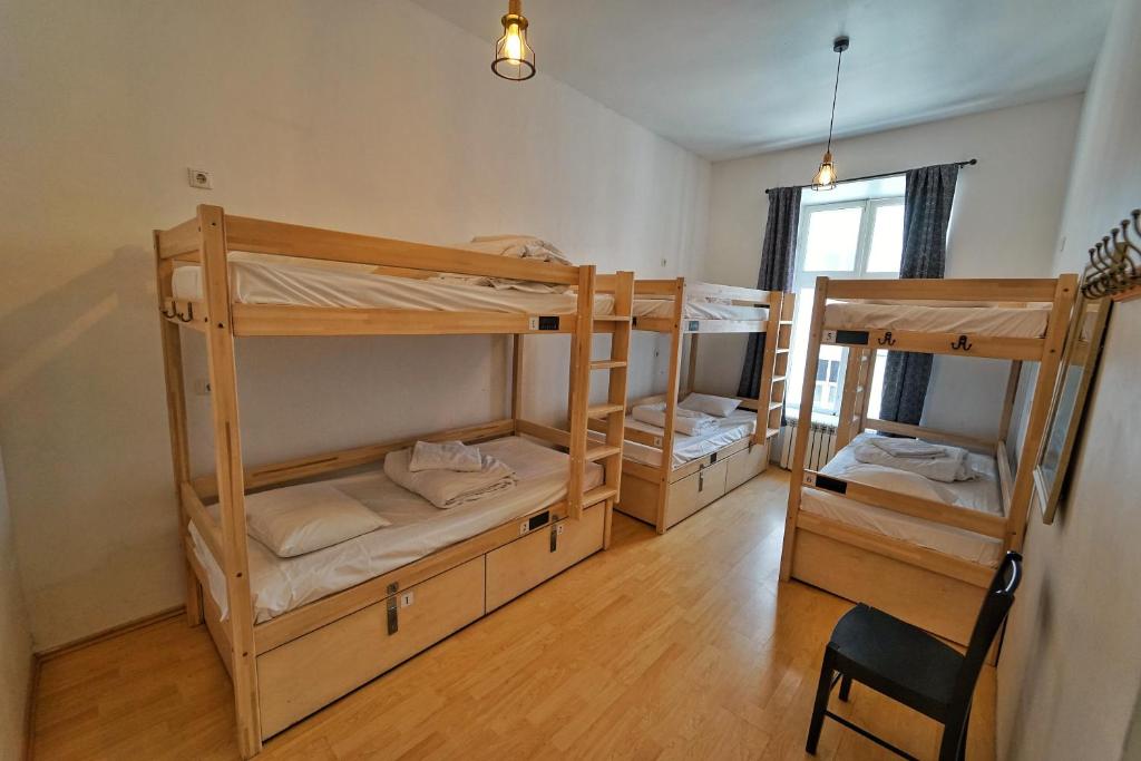 Postel nebo postele na pokoji v ubytování The Monks Bunk Hostel & Bar