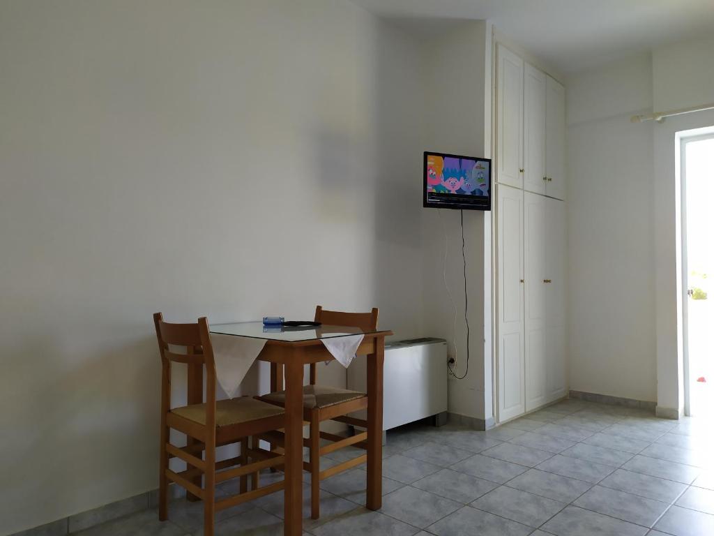 TV a/nebo společenská místnost v ubytování Makinia Beach
