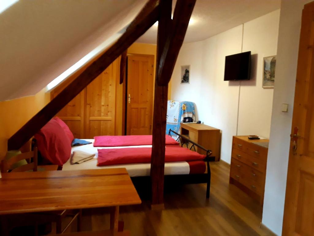 Un dormitorio con 2 camas y una mesa en una habitación en Bella Vita, en Český Krumlov