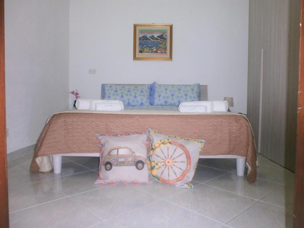 - un lit avec une table et un oreiller dans l'établissement Casa Vacanze Triscele, à Ispica