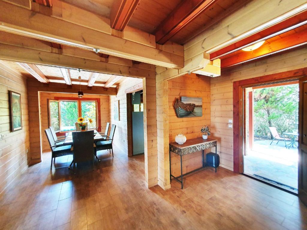 Kép Luxury Wooden Villa with Pool, The Nest szállásáról Káto Korakiánában a galériában