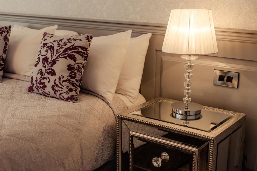 Ένα ή περισσότερα κρεβάτια σε δωμάτιο στο Woodford Dolmen Hotel Carlow
