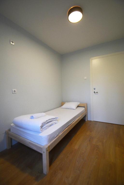 Postel nebo postele na pokoji v ubytování The Monks Bunk Hostel & Bar
