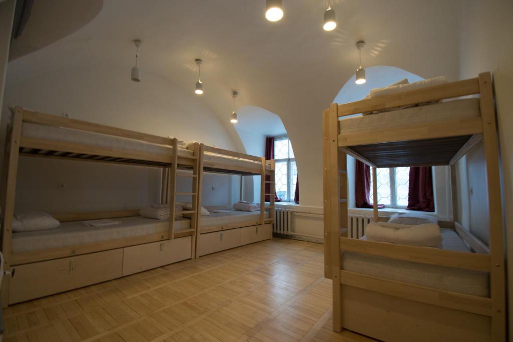 Postel nebo postele na pokoji v ubytování The Monks Bunk Hostel & Bar