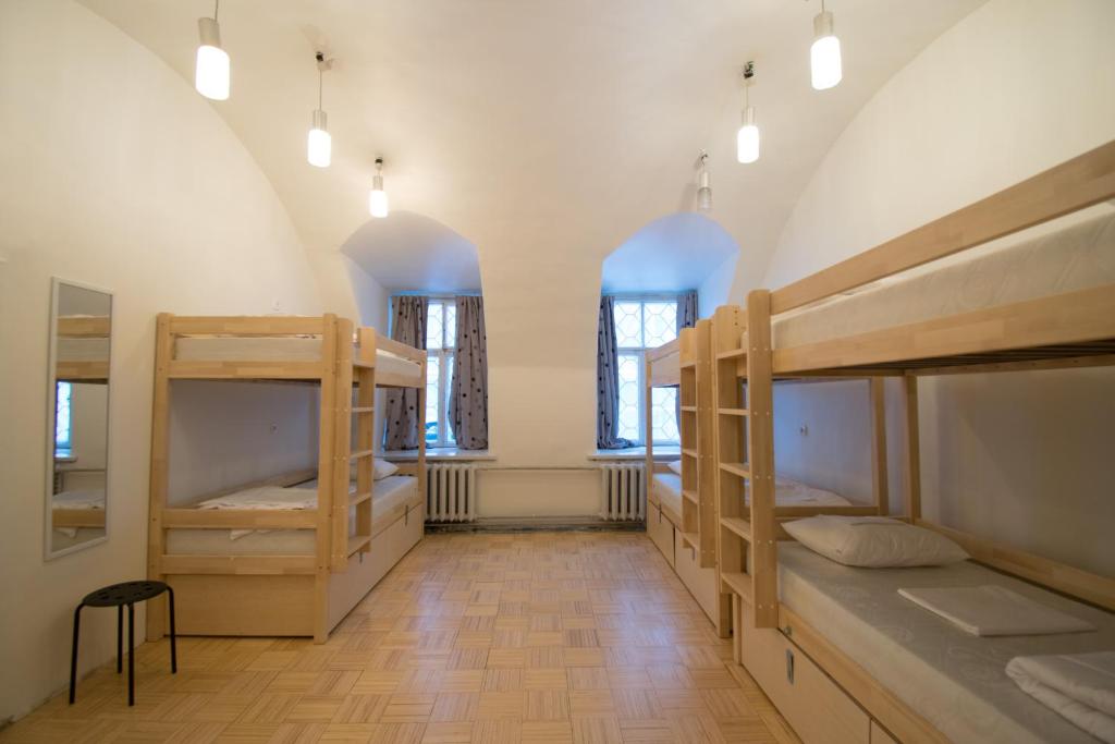 Postel nebo postele na pokoji v ubytování The Monks Bunk Hostel & Bar