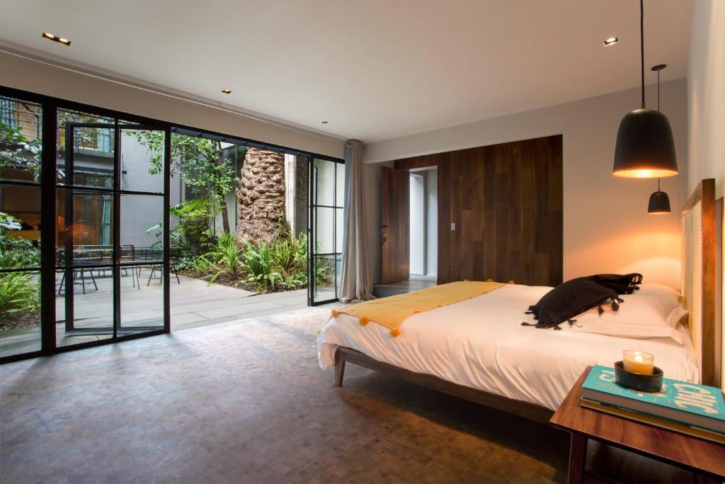 Casa 9 - Deluxe Double Room (2 Adults + 1 Child)