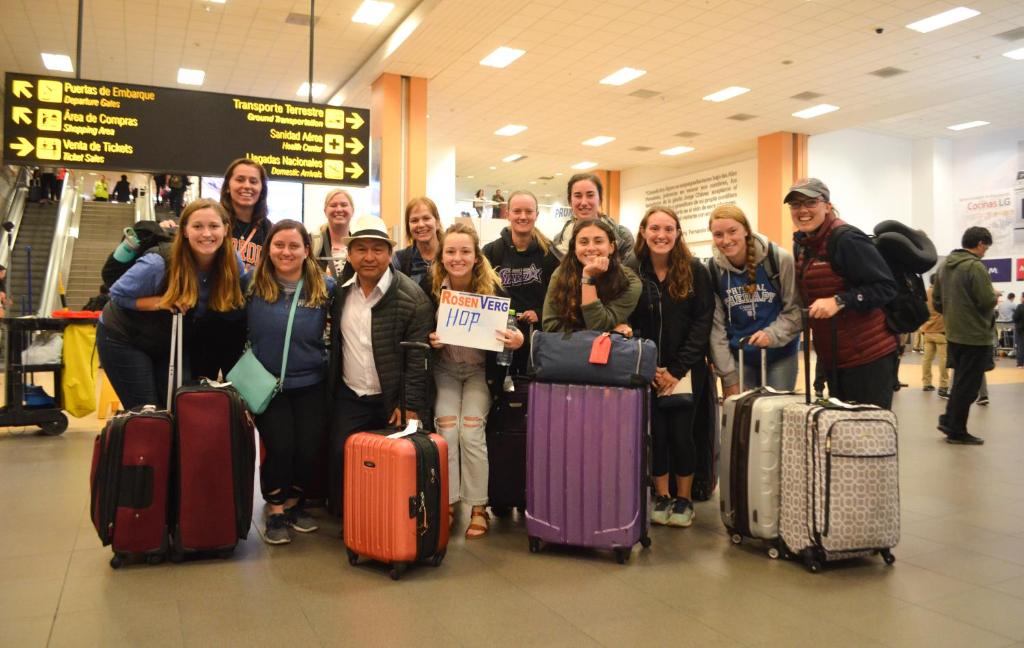 un grupo de personas posando con su equipaje en un aeropuerto en Rosenverg House Lima Airport, en Lima