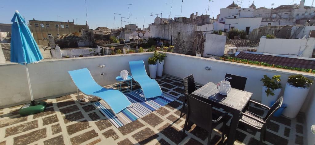 d'un balcon sur le toit avec une table et des chaises. dans l'établissement Casa Carmela, à Ceglie Messapica