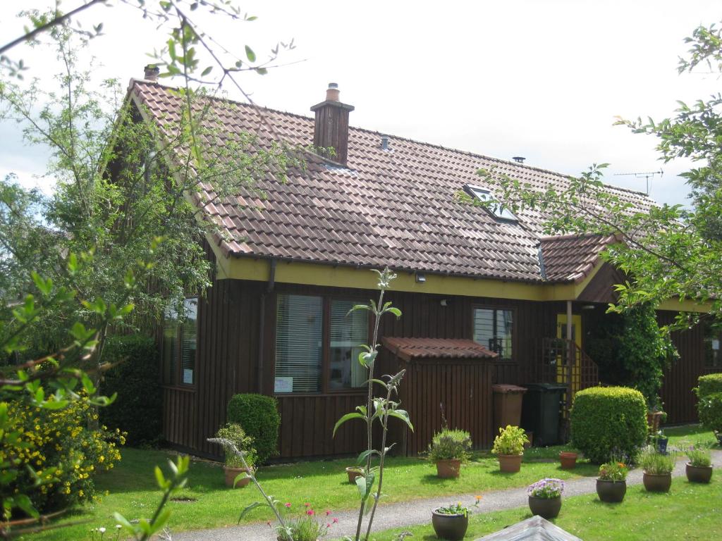een klein huis met een dak bij Sunflower Bed & Breakfast in Findhorn